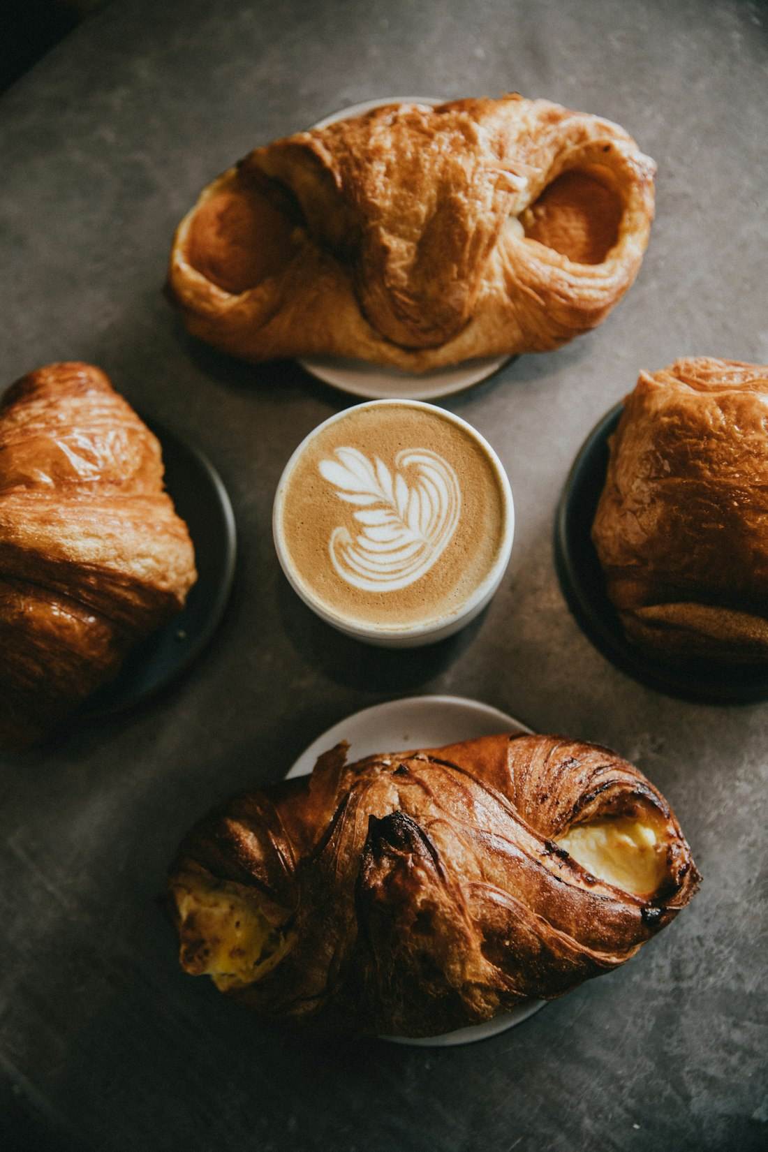 Croissants und Kaffee